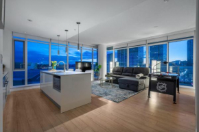 Luxury Apartment on the 9th Floor near Stampede, Complimentary Wine, 2 Car UG Parking and Gym